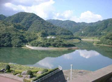 奥野ダム管理事務所より松川湖を望む